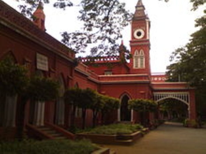 Đại học Bangalore được thành lập vào năm 1886, đây là một trong những trường đại học công lập lâu đời nhất ở Ấn Độ đặt tại Bangalore. Trường có diện tích trải rộng trên một vùng đất 1.111 mẫu Anh.